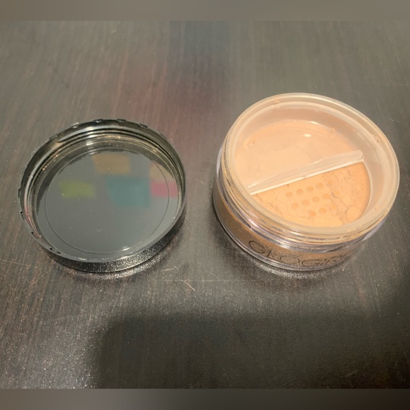 GLOGIRLCOSMETICS: EVOLVE - 03 Tan Dark Setting Powder - Picture 8 of 11